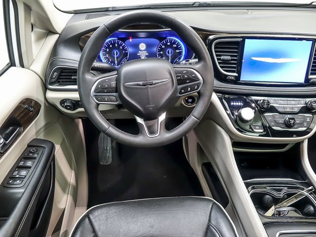 Used 2023 Chrysler Pacifica Limited image 14