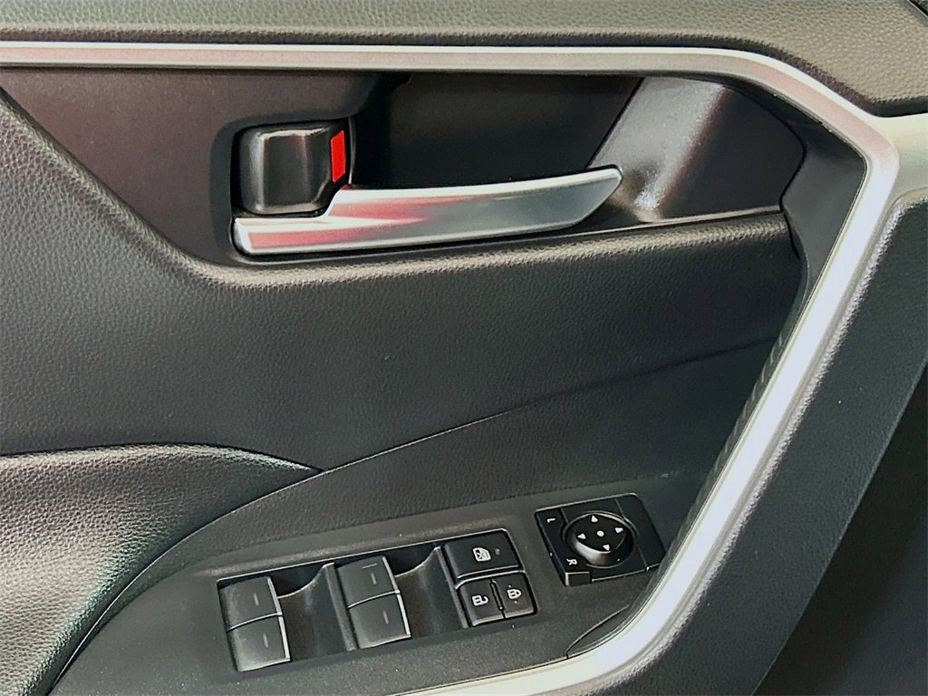Used 2022 Toyota RAV4 SE image 15
