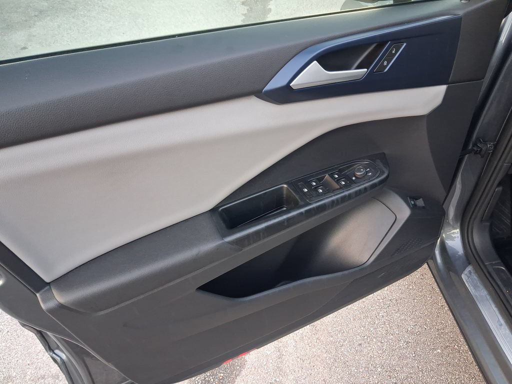 Used 2022 Volkswagen Taos SE w/ Panoramic Sunroof Package FWD image 16