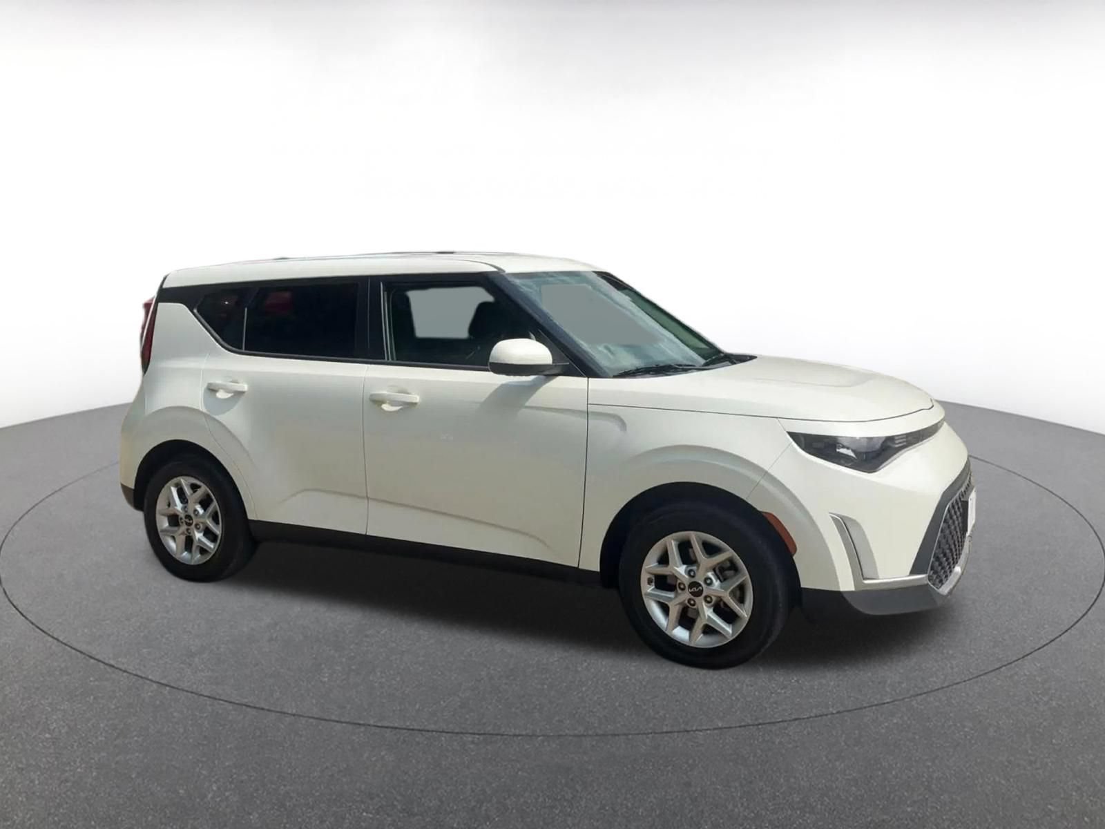 Used 2025 Kia Soul LX w/ LX Technology Package FWD image 2