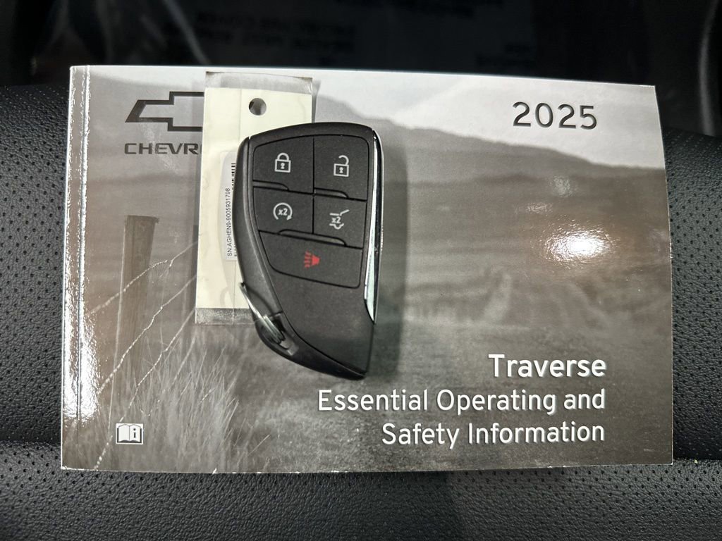 Used 2025 Chevrolet Traverse Z71 image 39