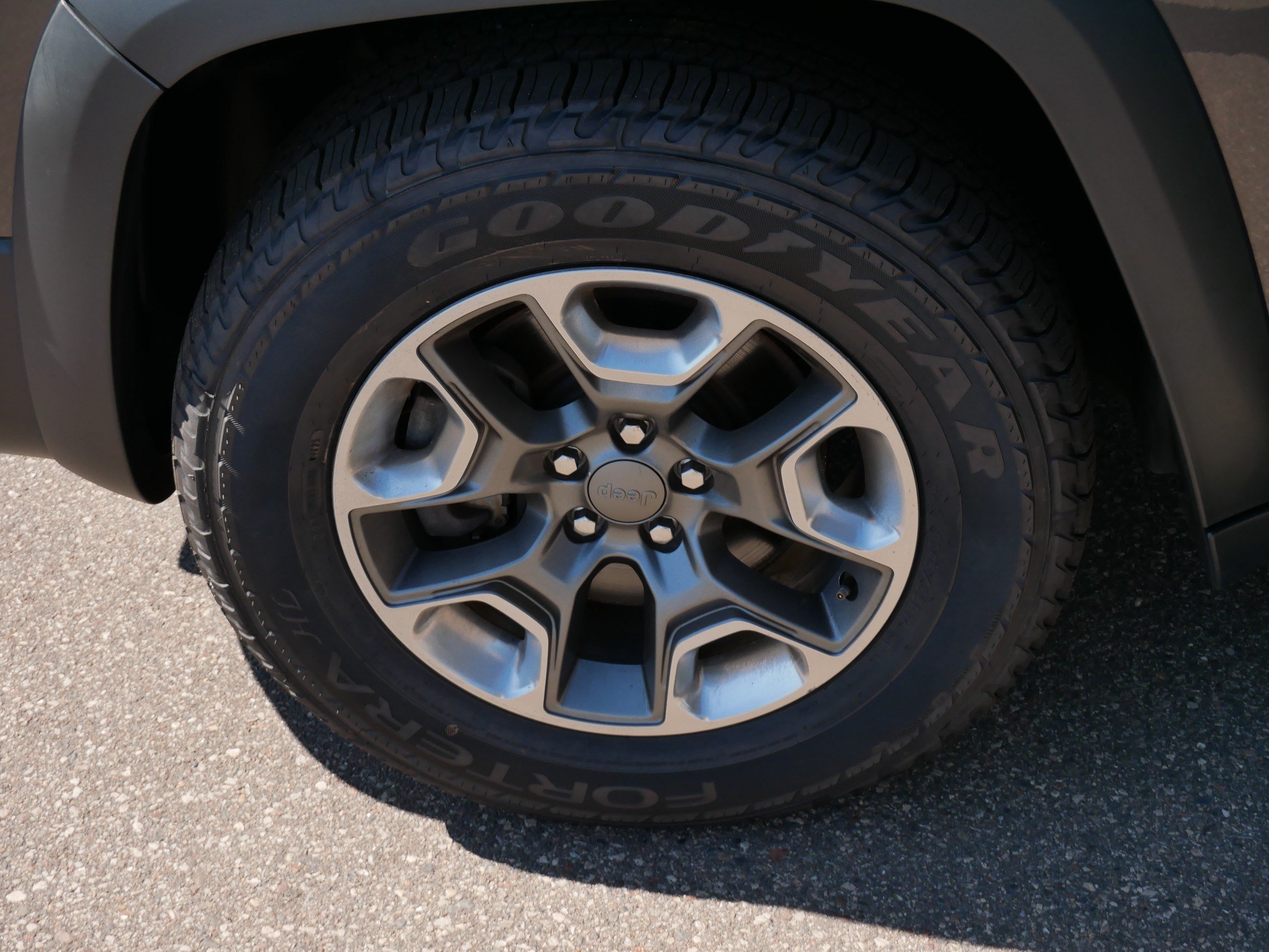 Used 2019 Jeep Cherokee Trailhawk AWD/4WD image 15
