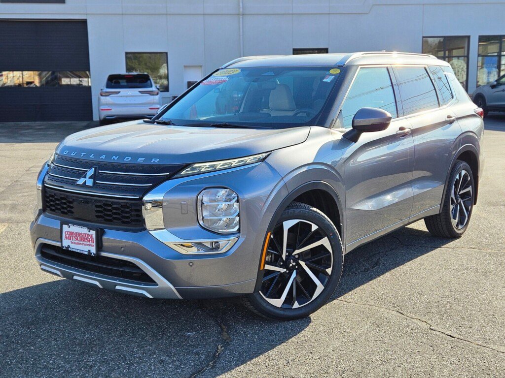 Used 2023 Mitsubishi Outlander SEL image 1