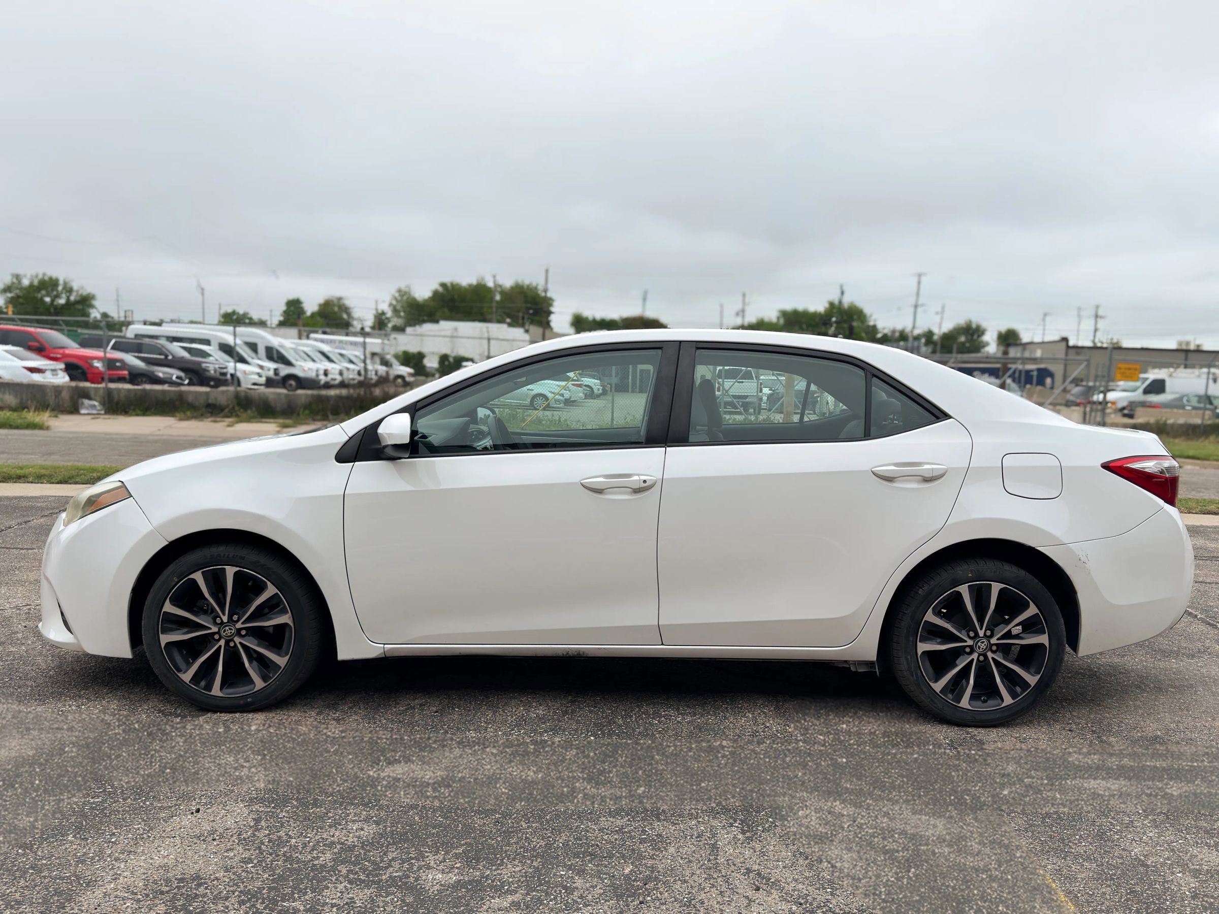 Used 2016 Toyota Corolla LE FWD image 4