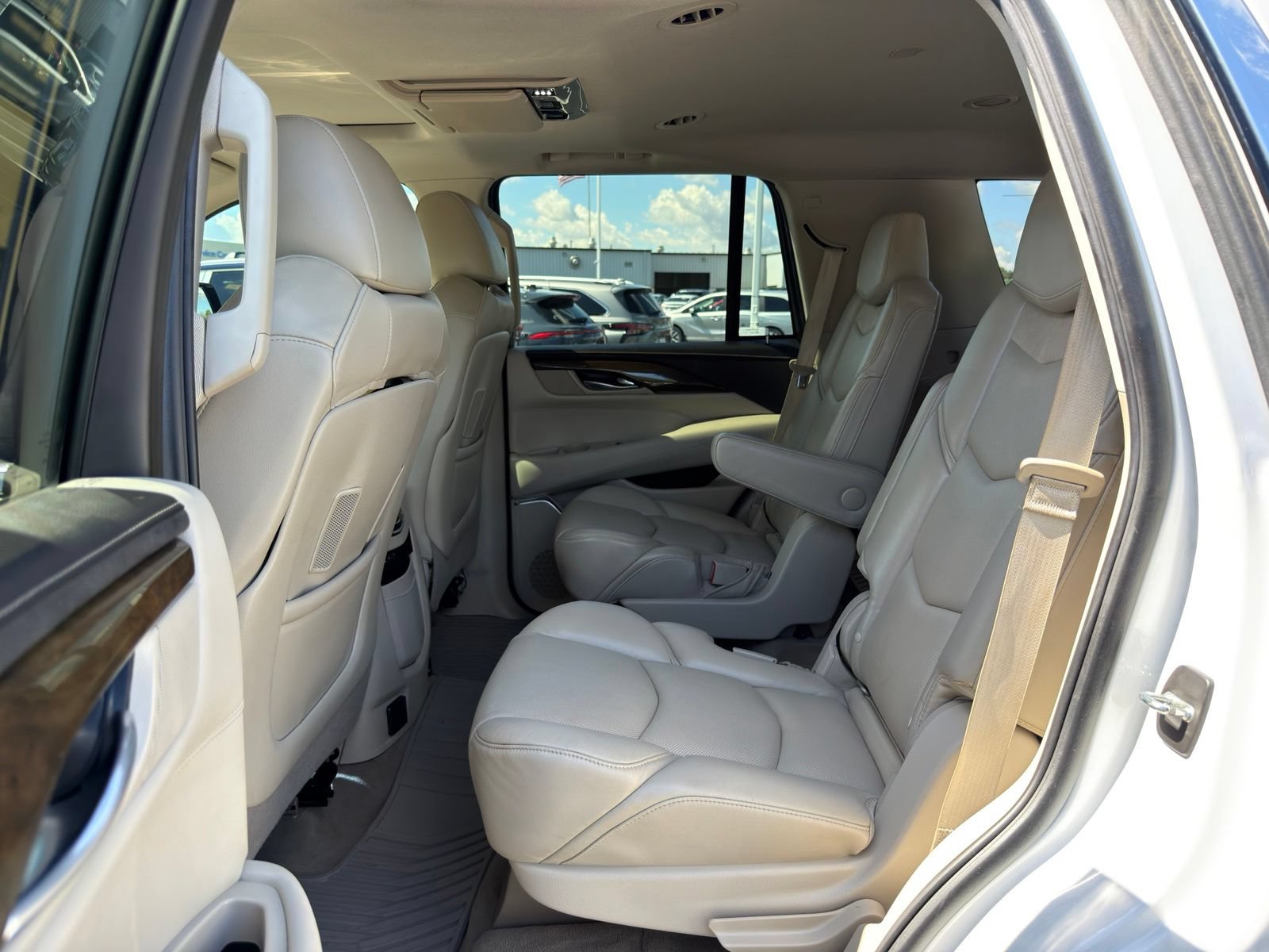 Used 2018 Cadillac Escalade Luxury AWD/4WD image 32