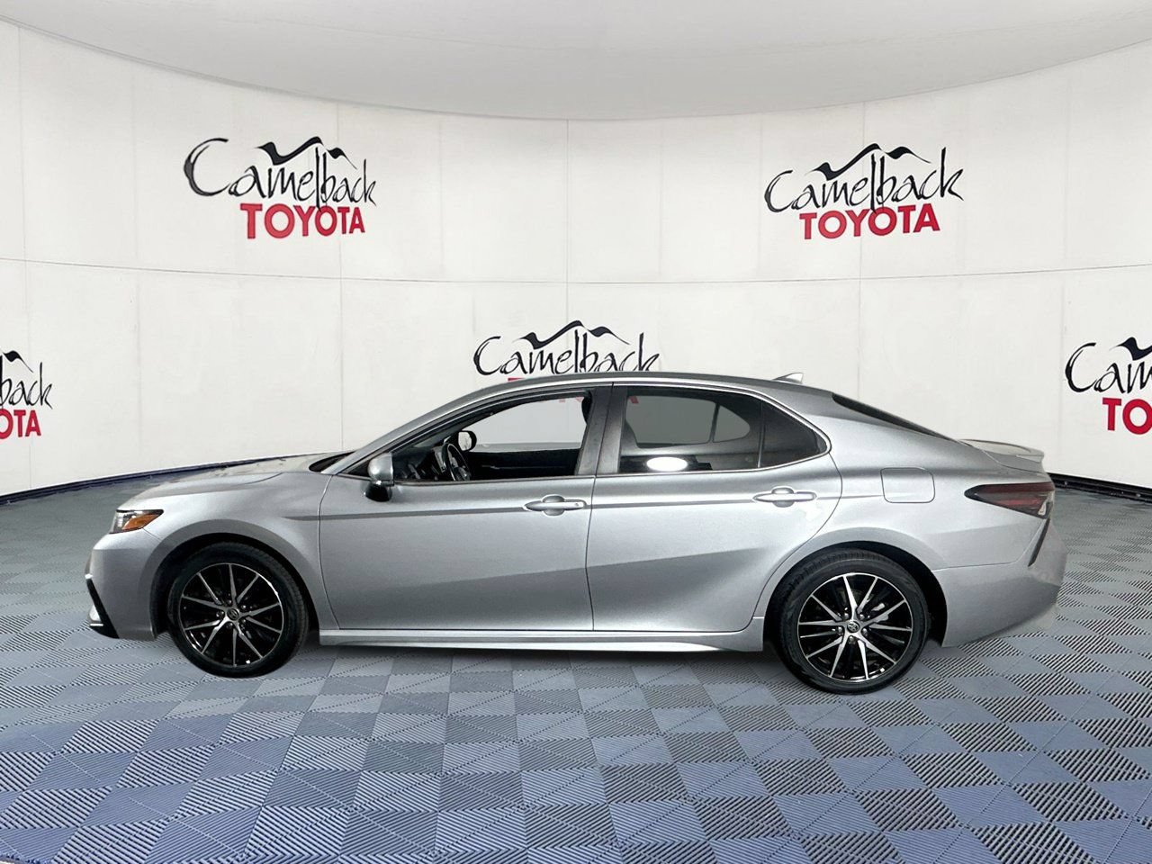 Used 2024 Toyota Camry SE FWD image 5