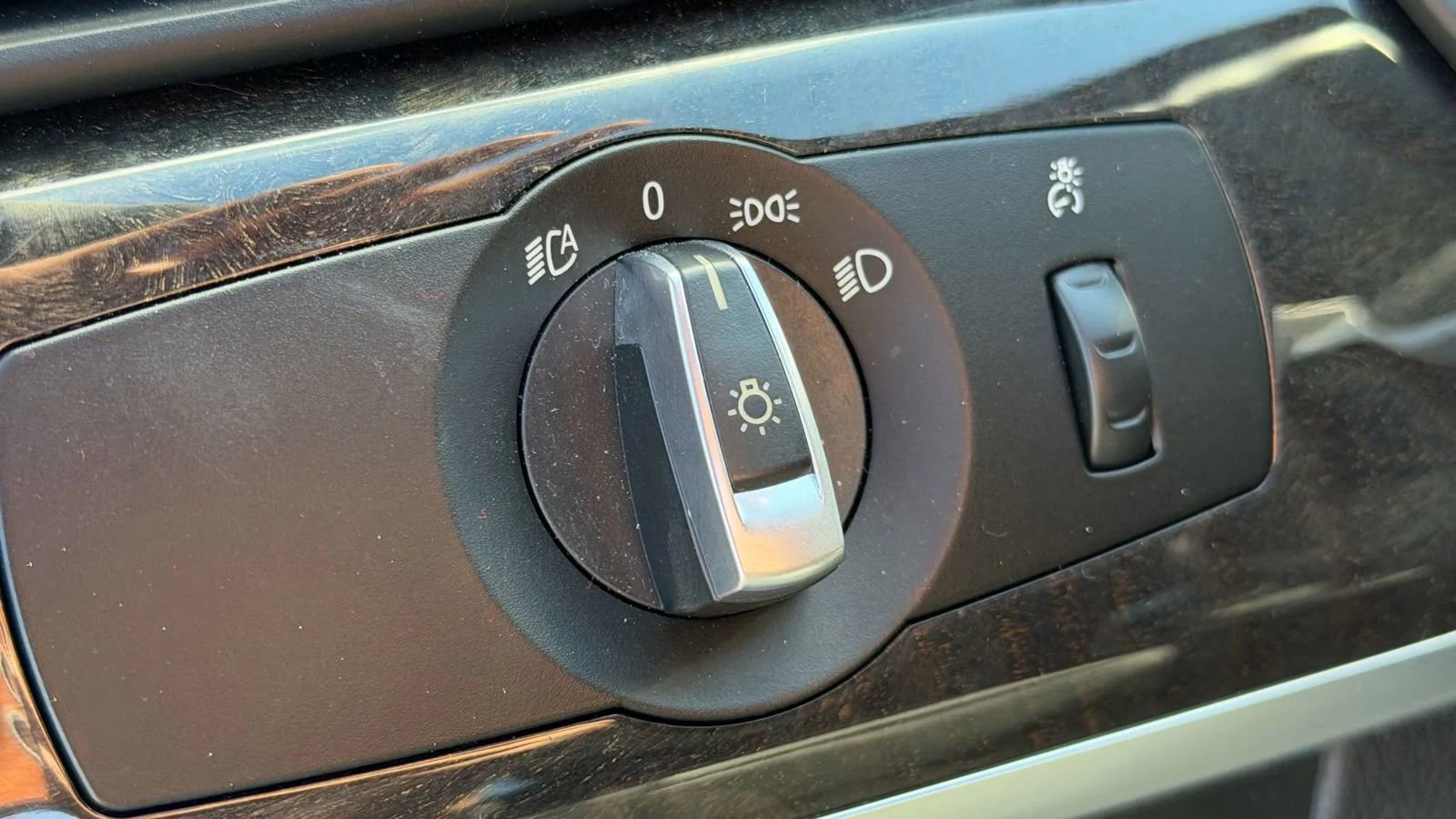 Used 2013 BMW 750i xDrive image 27