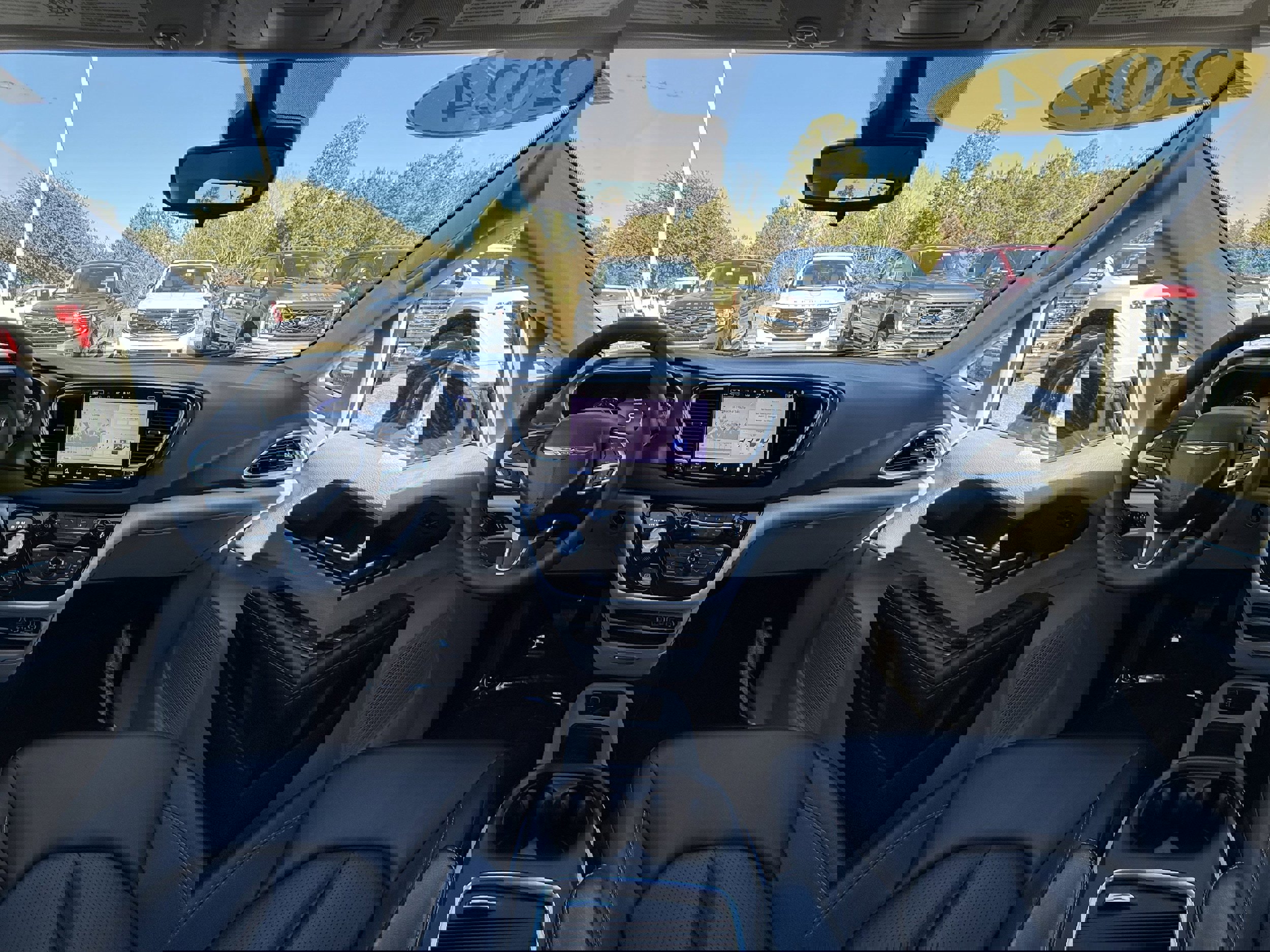 Used 2024 Chrysler Pacifica Touring-L image 11