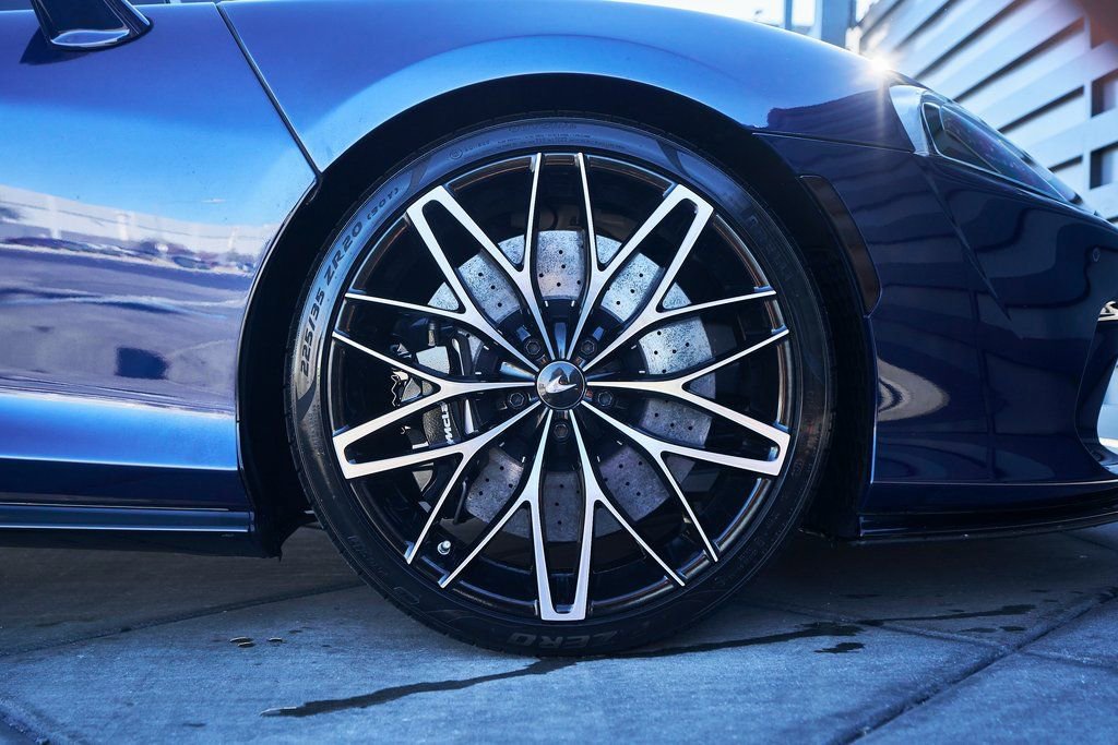 Used 2022 McLaren GT RWD image 25