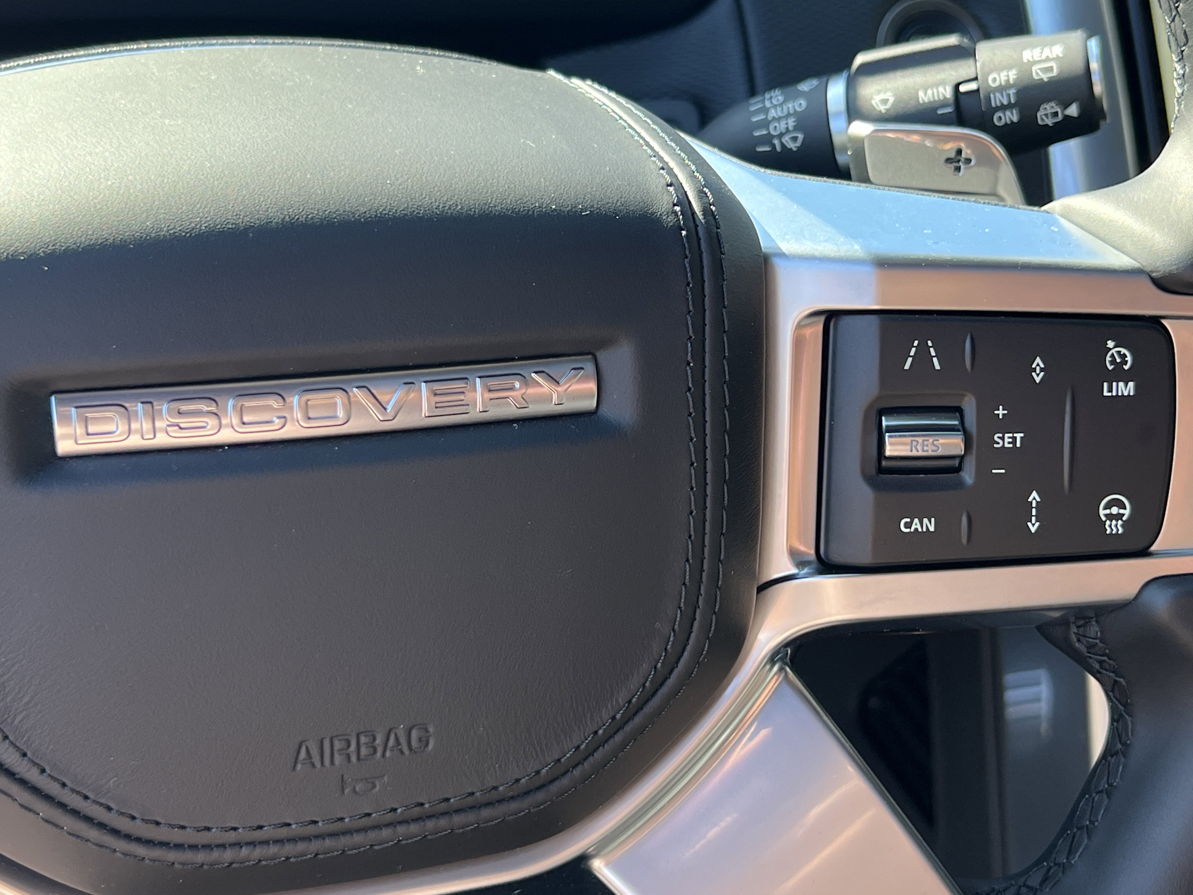 New 2024 Land Rover Discovery Dynamic SE image 27