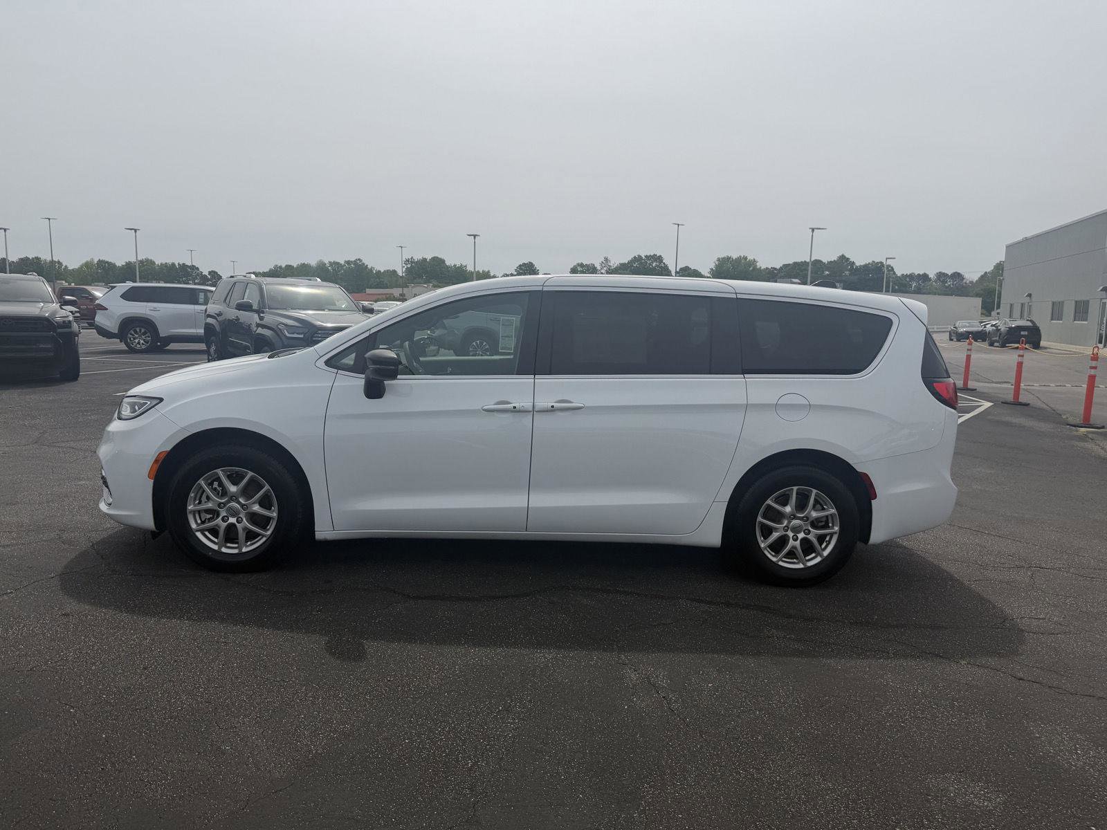 Used 2025 Chrysler Pacifica Select image 4