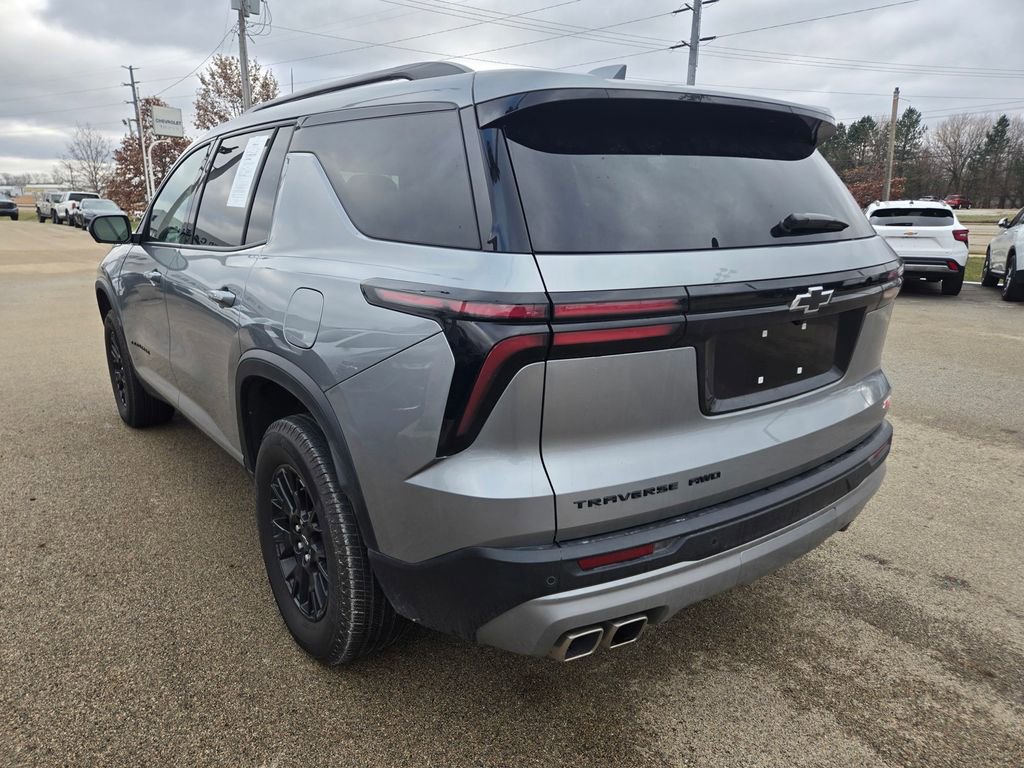 Used 2025 Chevrolet Traverse Z71 image 7