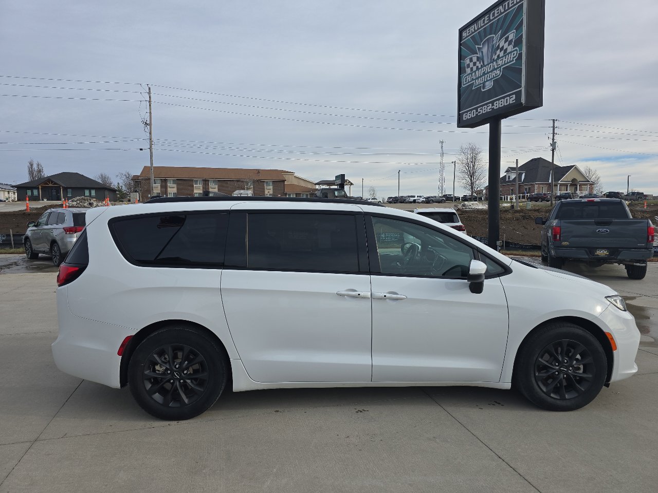 Used 2023 Chrysler Pacifica Touring w/ S Appearance Package image 9