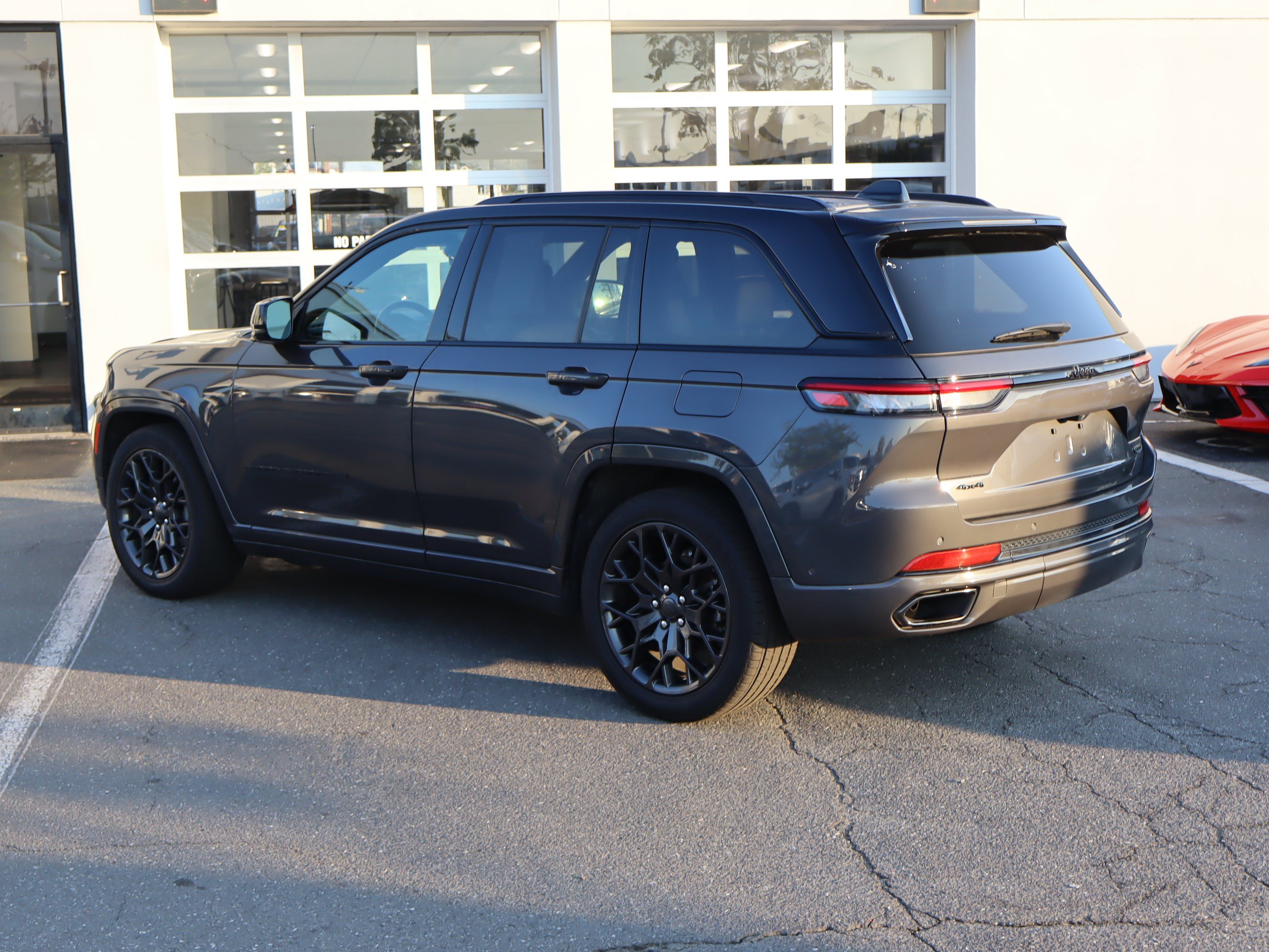 Used 2025 Jeep Grand Cherokee Summit w/ Obsidian Package AWD/4WD image 8