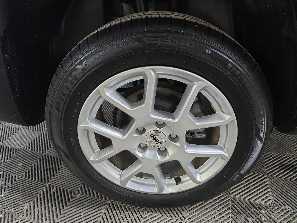 Used 2023 Jeep Renegade Latitude AWD/4WD image 13