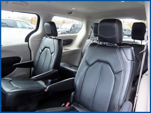 Used 2024 Chrysler Pacifica Touring-L image 10