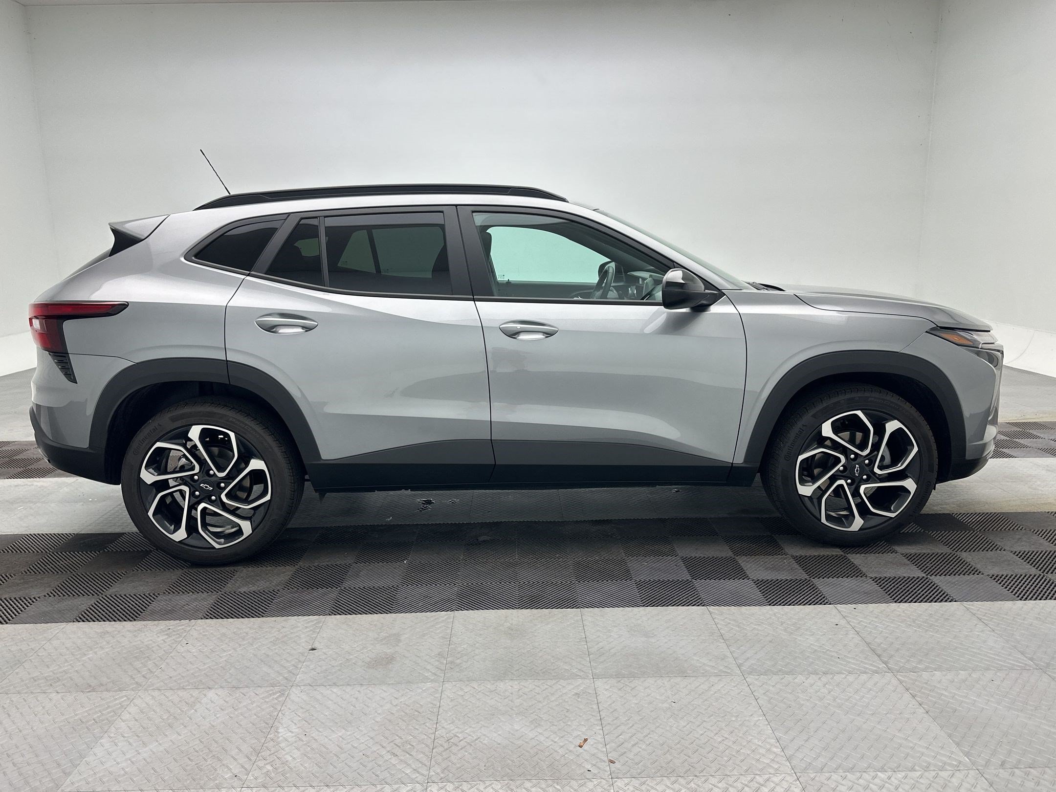 Certified 2026 Chevrolet Trax RS w/ Sunroof Package FWD image 8