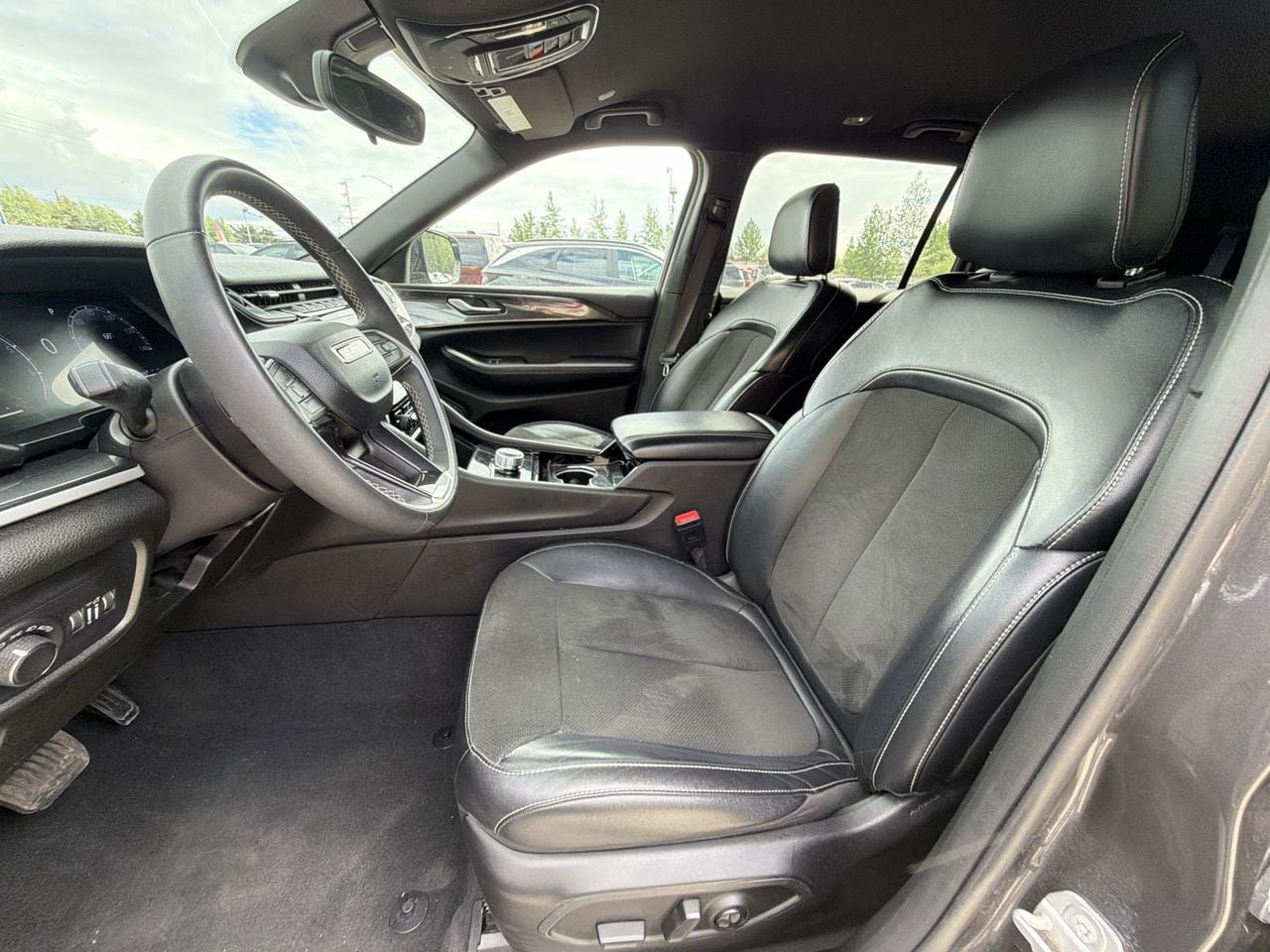 Used 2023 Jeep Grand Cherokee L Laredo AWD/4WD image 13