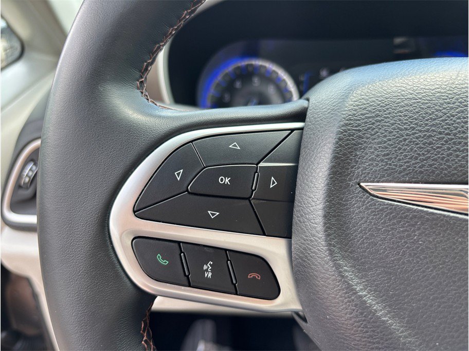 Used 2018 Chrysler Pacifica Touring-L FWD image 23