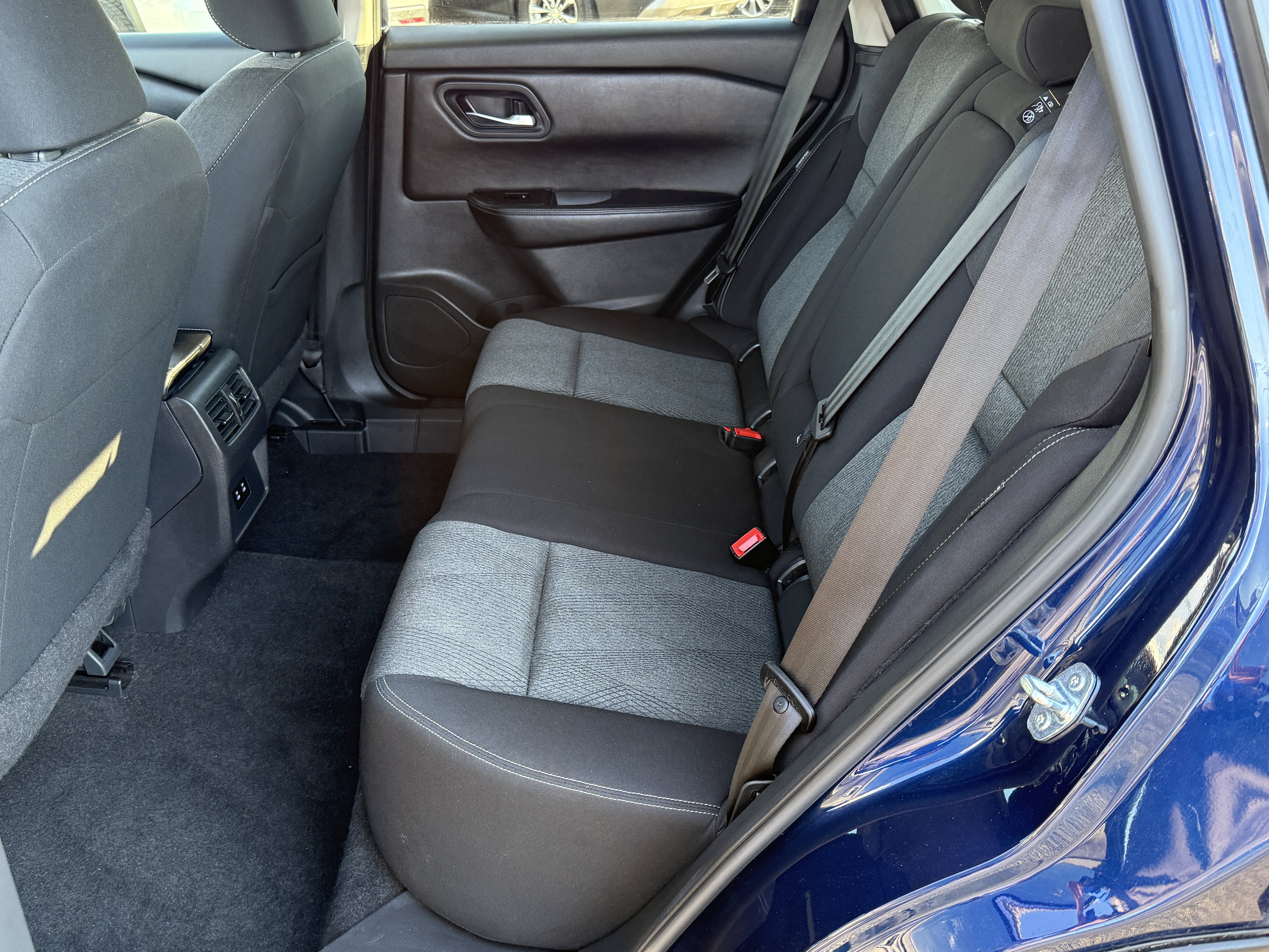 Used 2024 Nissan Rogue SV FWD image 31