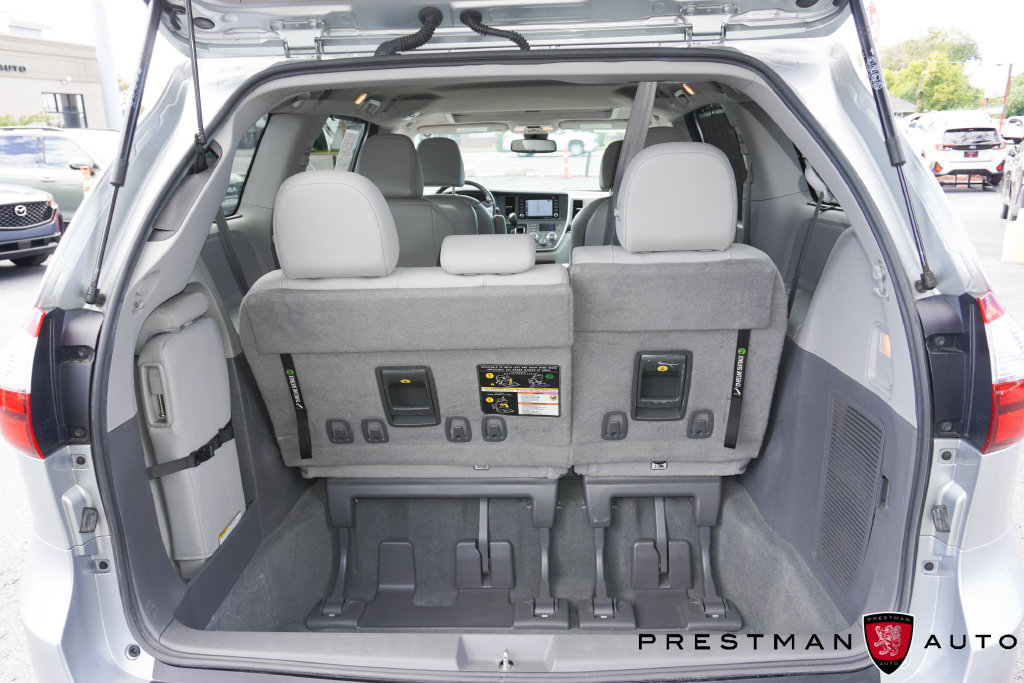 Used 2020 Toyota Sienna XLE w/ XLE Navigation Package FWD image 40