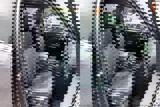 Used 2025 Honda Pilot Touring image 6