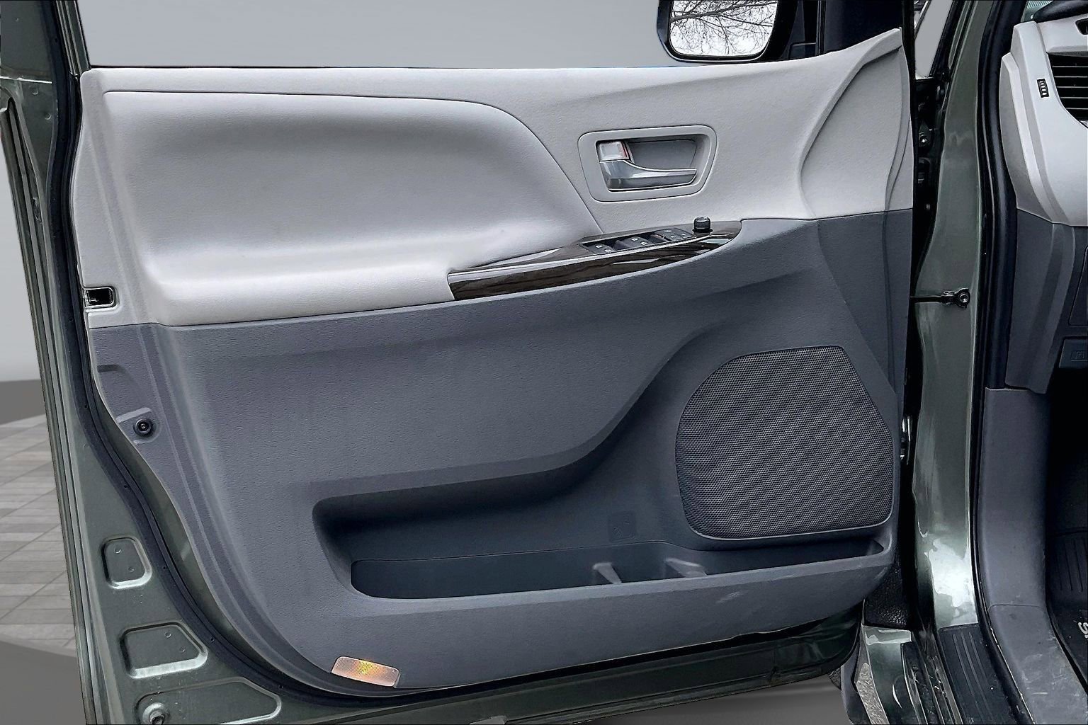 Used 2020 Toyota Sienna XLE w/ XLE Navigation Package image 17