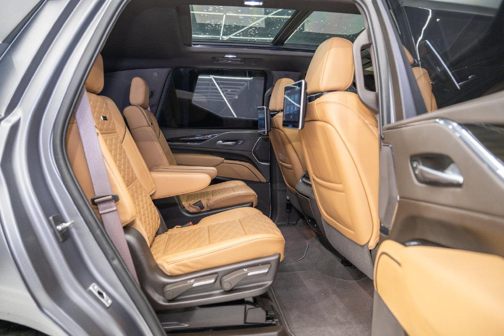 Used 2024 Cadillac Escalade Premium Luxury AWD/4WD image 39