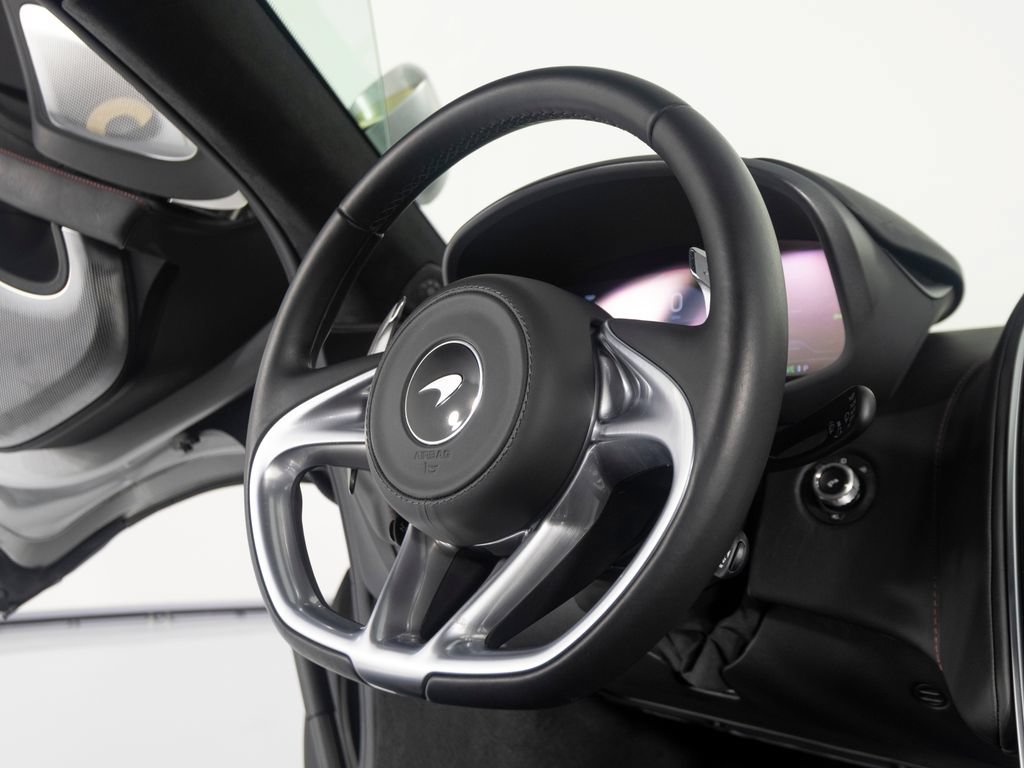 Used 2022 McLaren GT RWD image 25