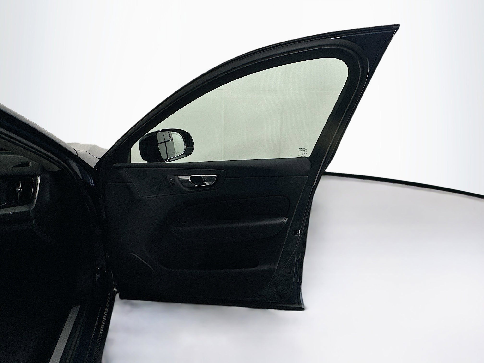 Used 2025 Volvo XC60 B5 Plus image 31