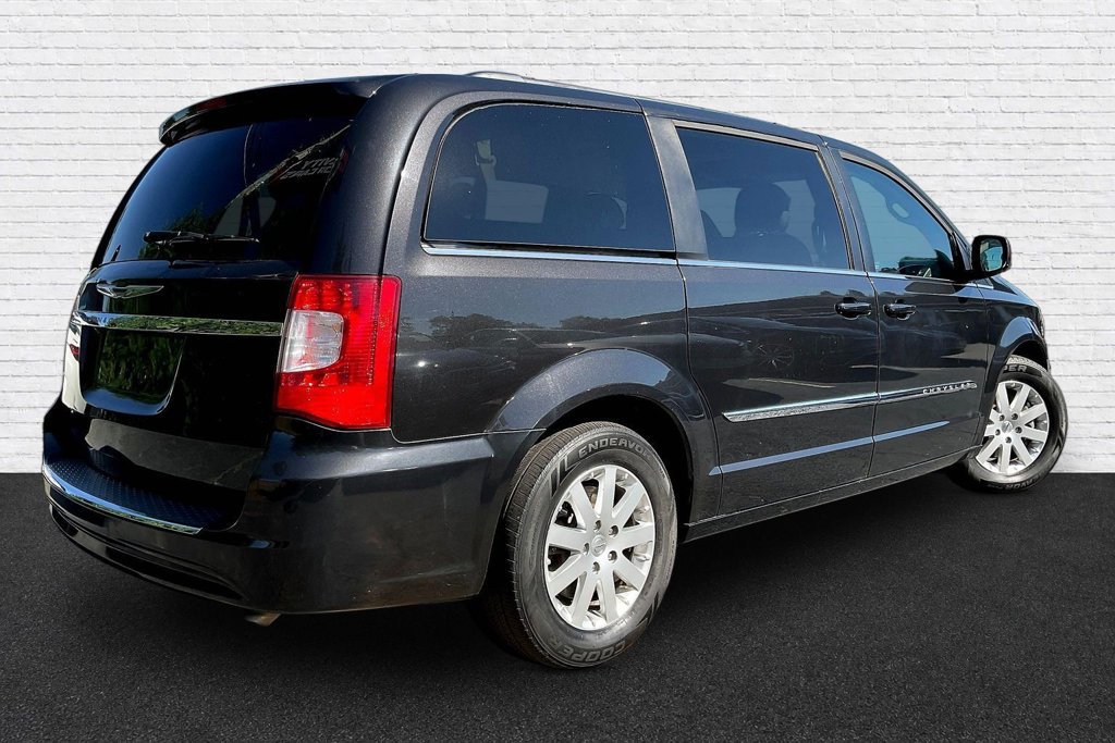 Used 2015 Chrysler Town & Country Touring FWD image 6