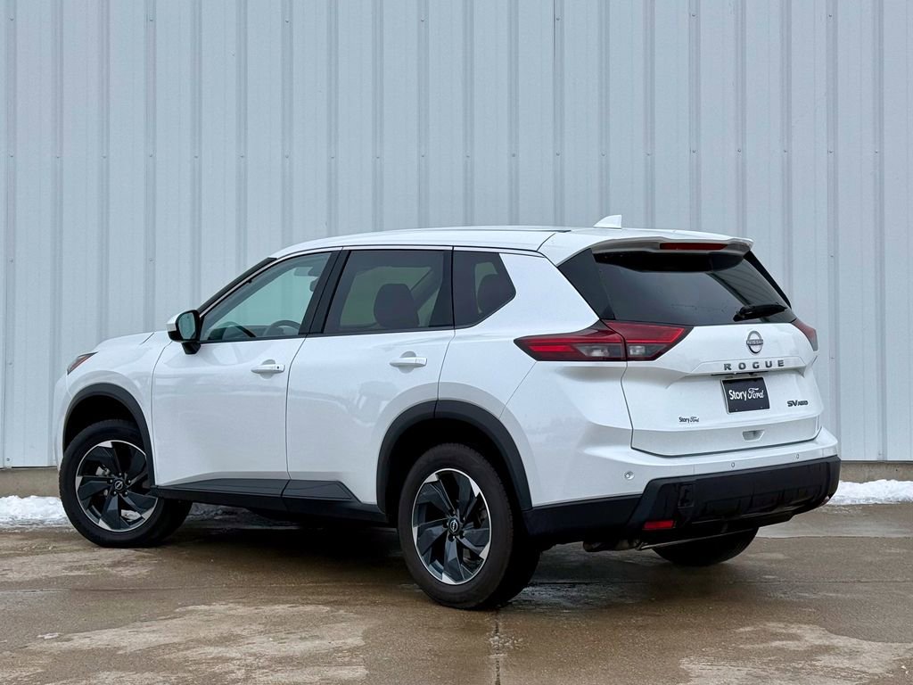Used 2024 Nissan Rogue SV image 3
