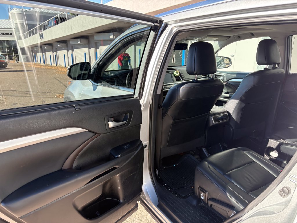 Used 2019 Toyota Highlander XLE FWD image 27