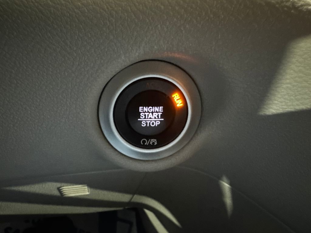 Used 2020 Chrysler Pacifica Touring-L FWD image 40