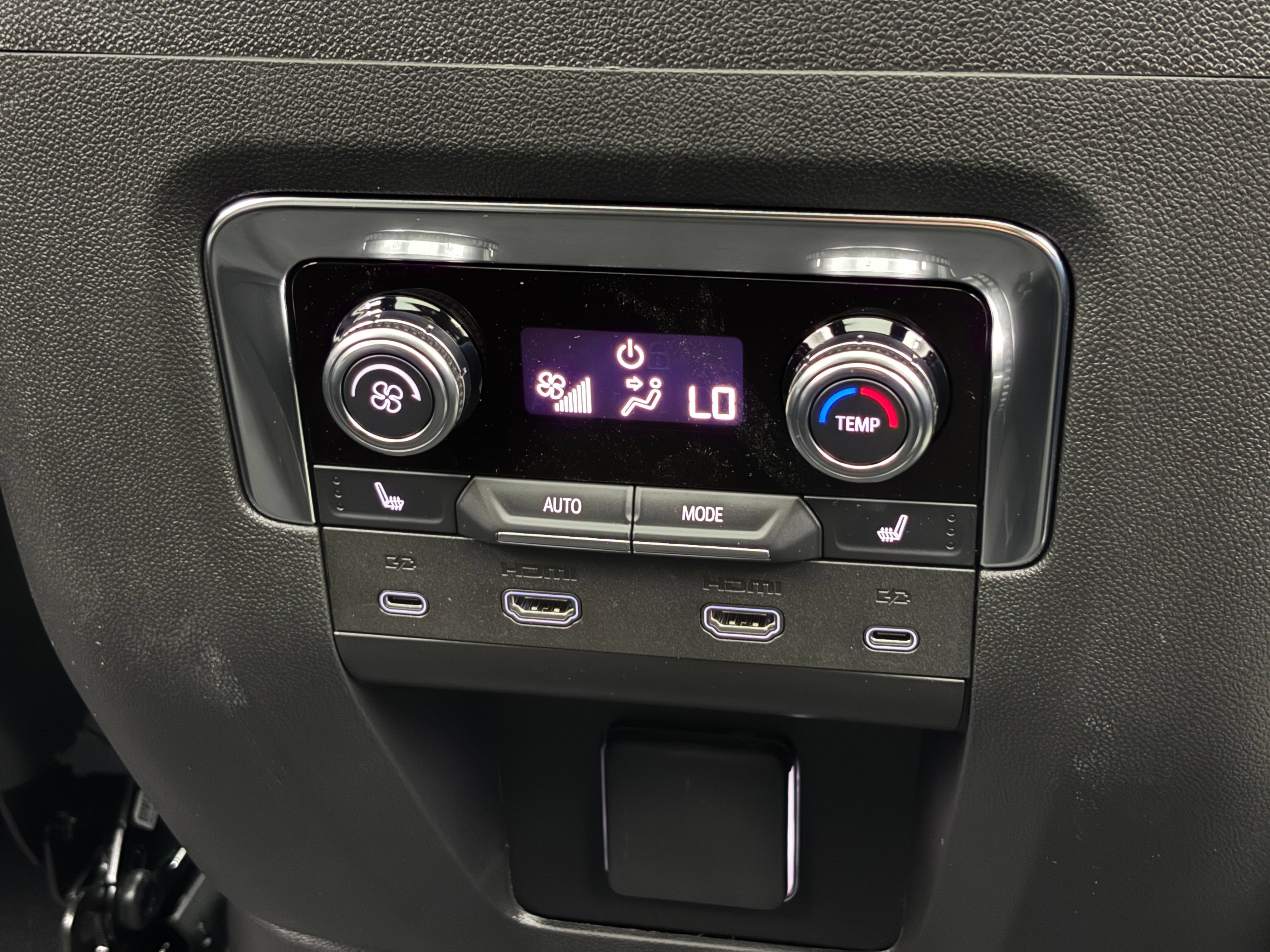 New 2026 GMC Yukon XL Denali w/ Denali Reserve Package AWD/4WD image 9