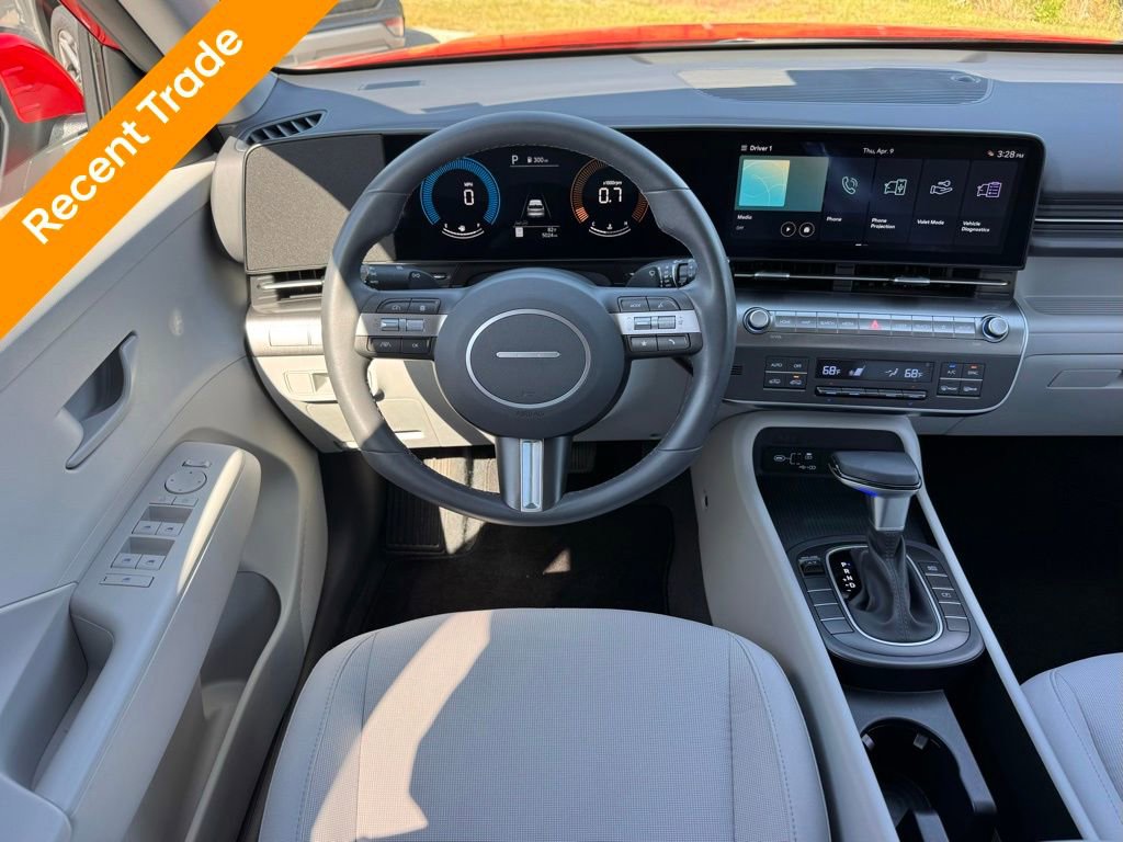 Used 2025 Hyundai Kona SEL image 2