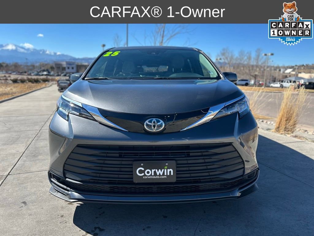 Used 2025 Toyota Sienna LE image 2