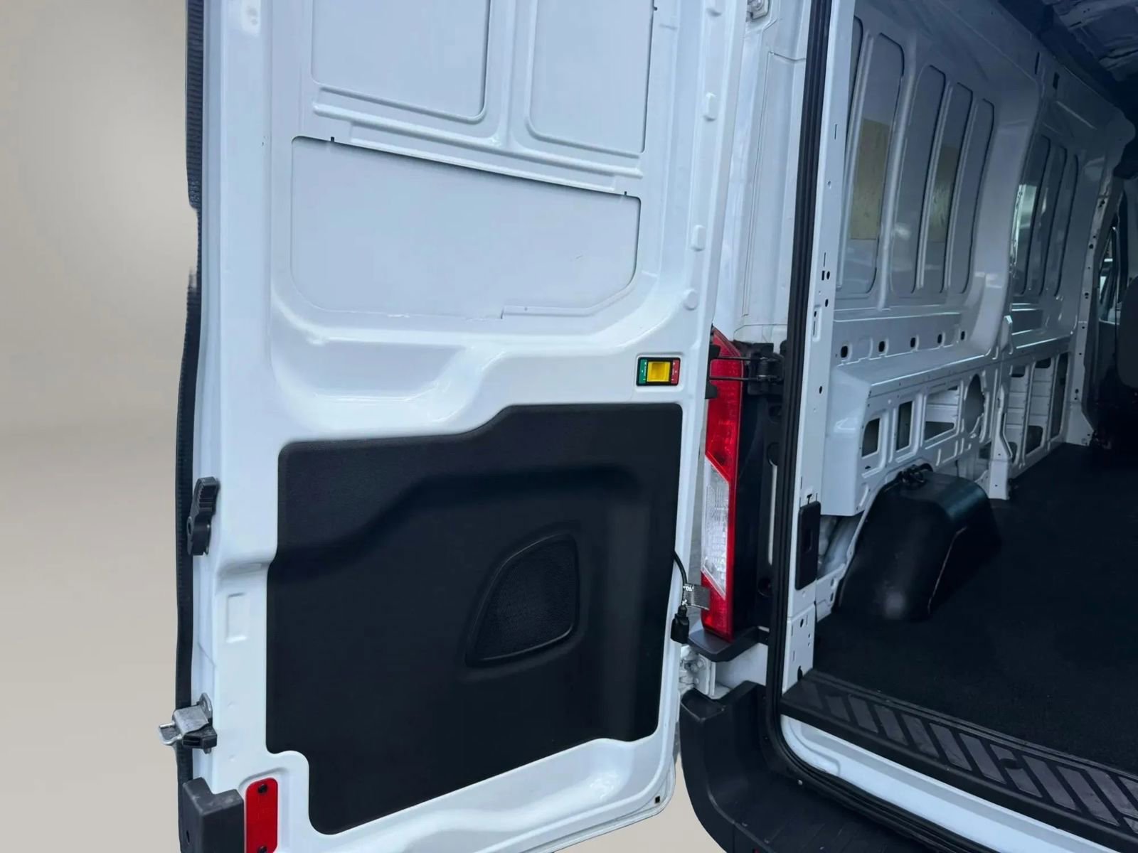 Used 2018 Ford Transit 250 148 Medium Roof RWD image 28