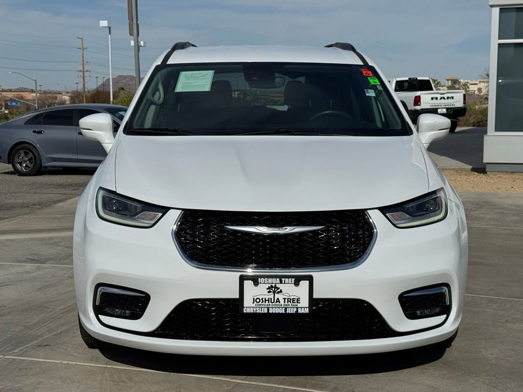 Used 2022 Chrysler Pacifica Touring-L FWD image 2