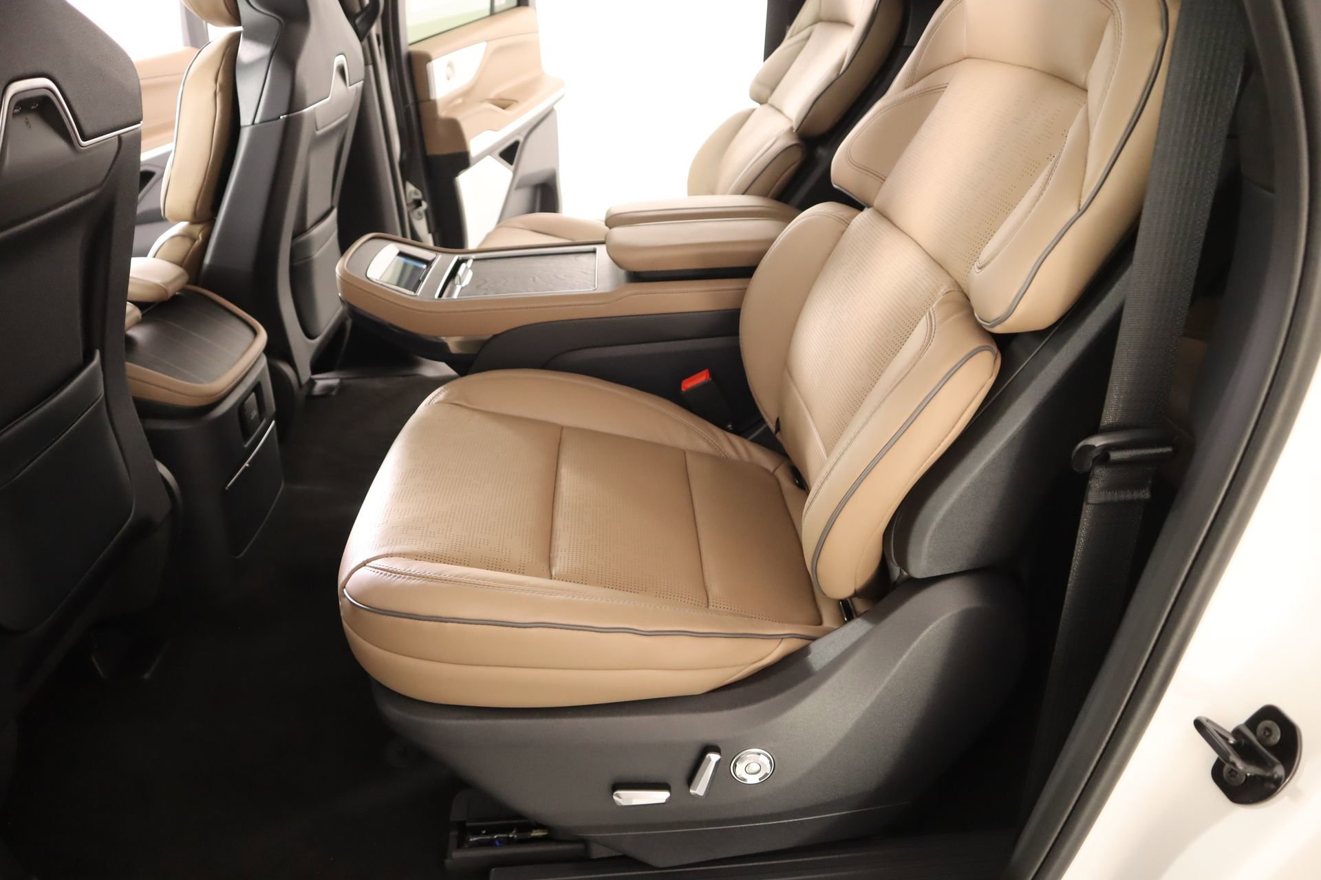 New 2026 Lincoln Navigator L Black Label AWD/4WD image 12