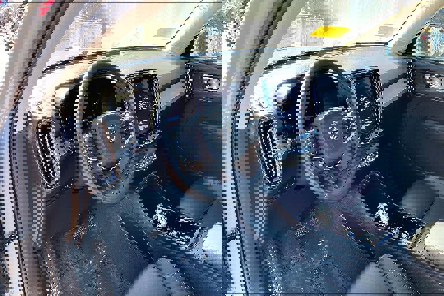 Used 2024 Volvo XC40 B5 Plus w/ Protection Package Premier image 17