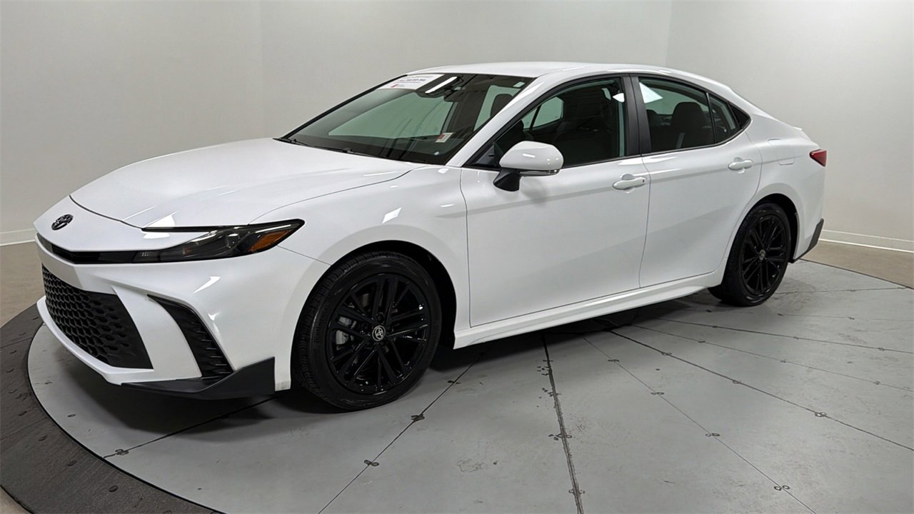 Certified 2025 Toyota Camry SE image 1