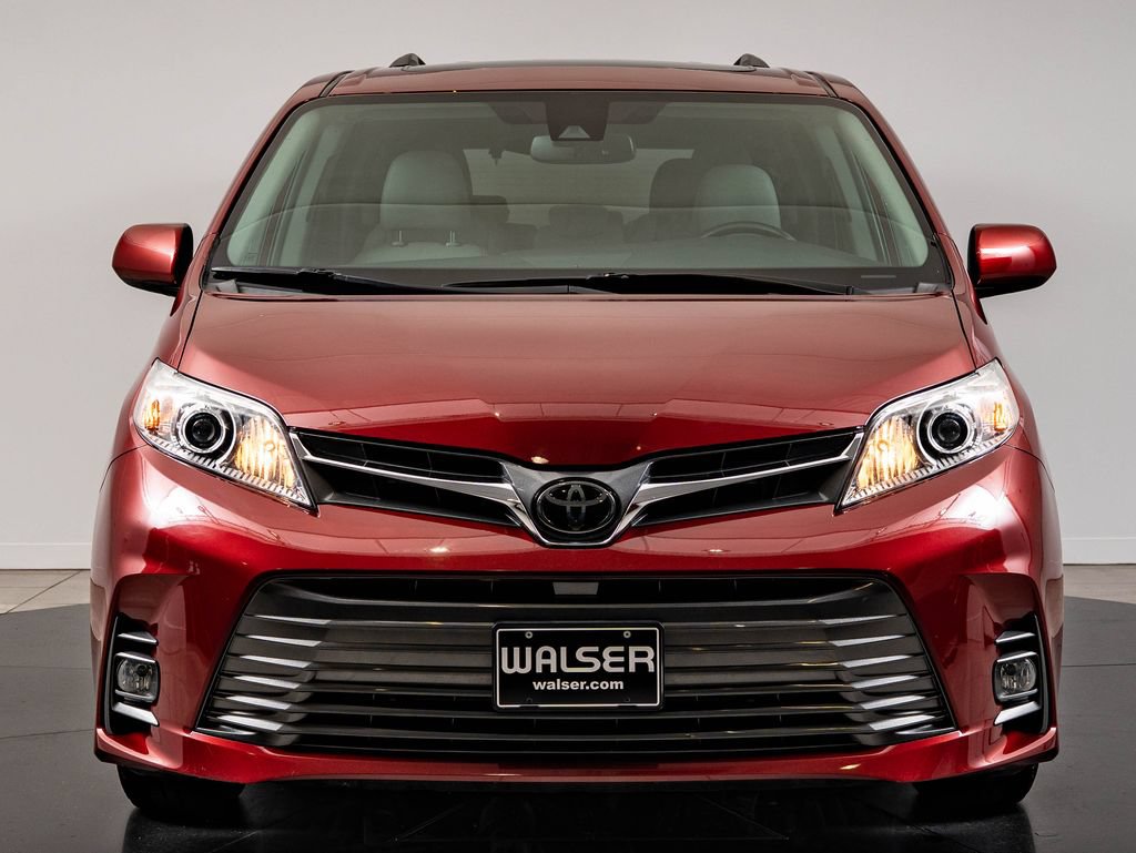 Used 2020 Toyota Sienna XLE FWD image 2