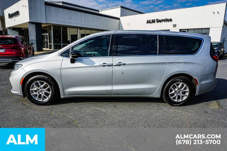 Used 2024 Chrysler Pacifica Touring-L FWD image 6