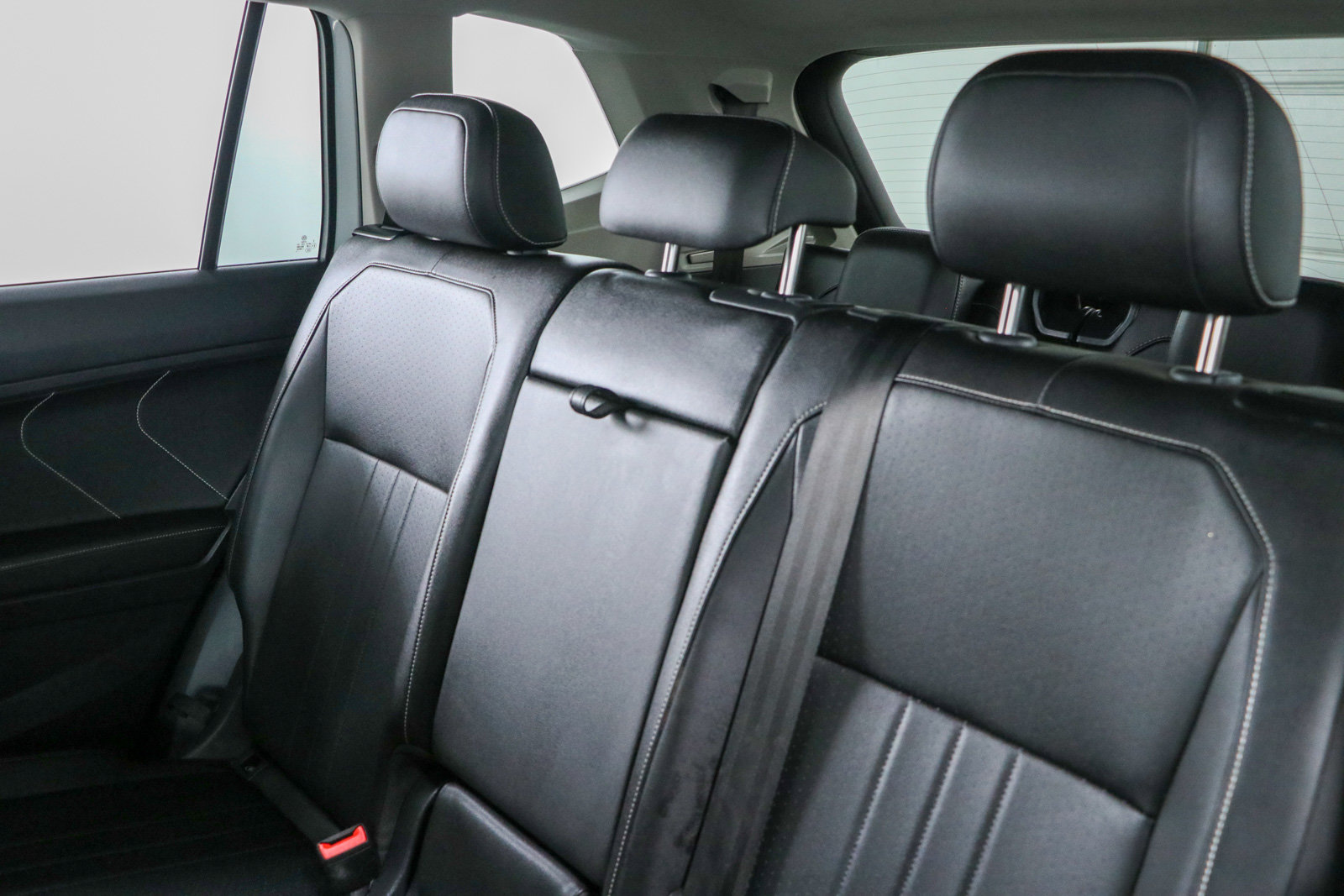 Used 2023 Volkswagen Tiguan SE w/ Panoramic Sunroof Package FWD image 25