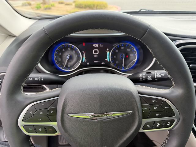 Used 2023 Chrysler Pacifica Touring-L image 14