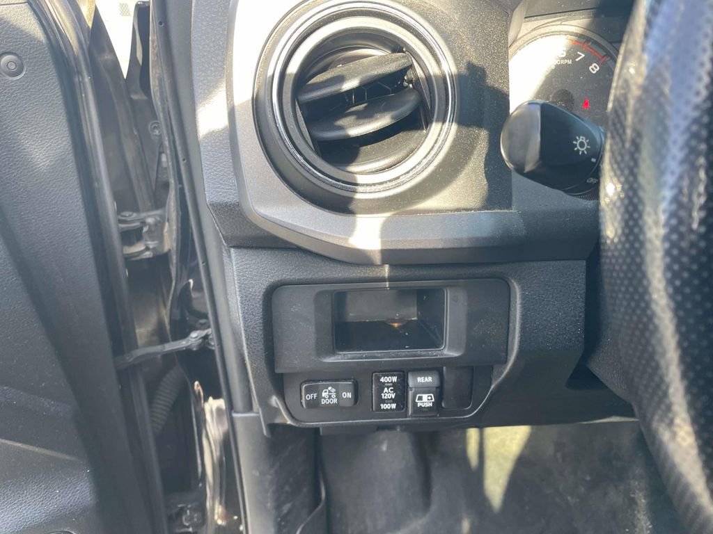 Used 2017 Toyota Tacoma TRD Sport image 29