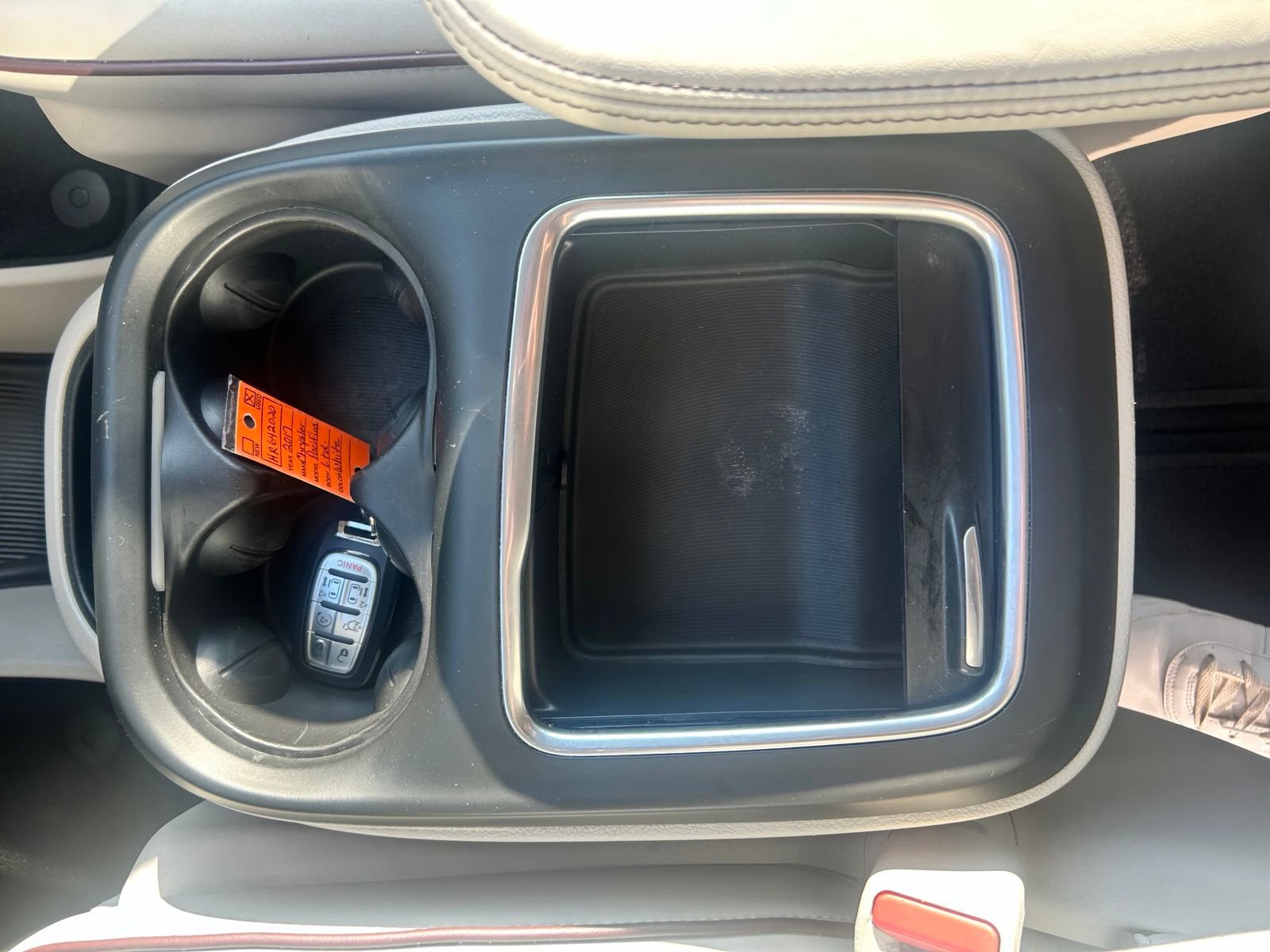 Used 2017 Chrysler Pacifica Limited w/ UConnect Theater Package FWD image 12