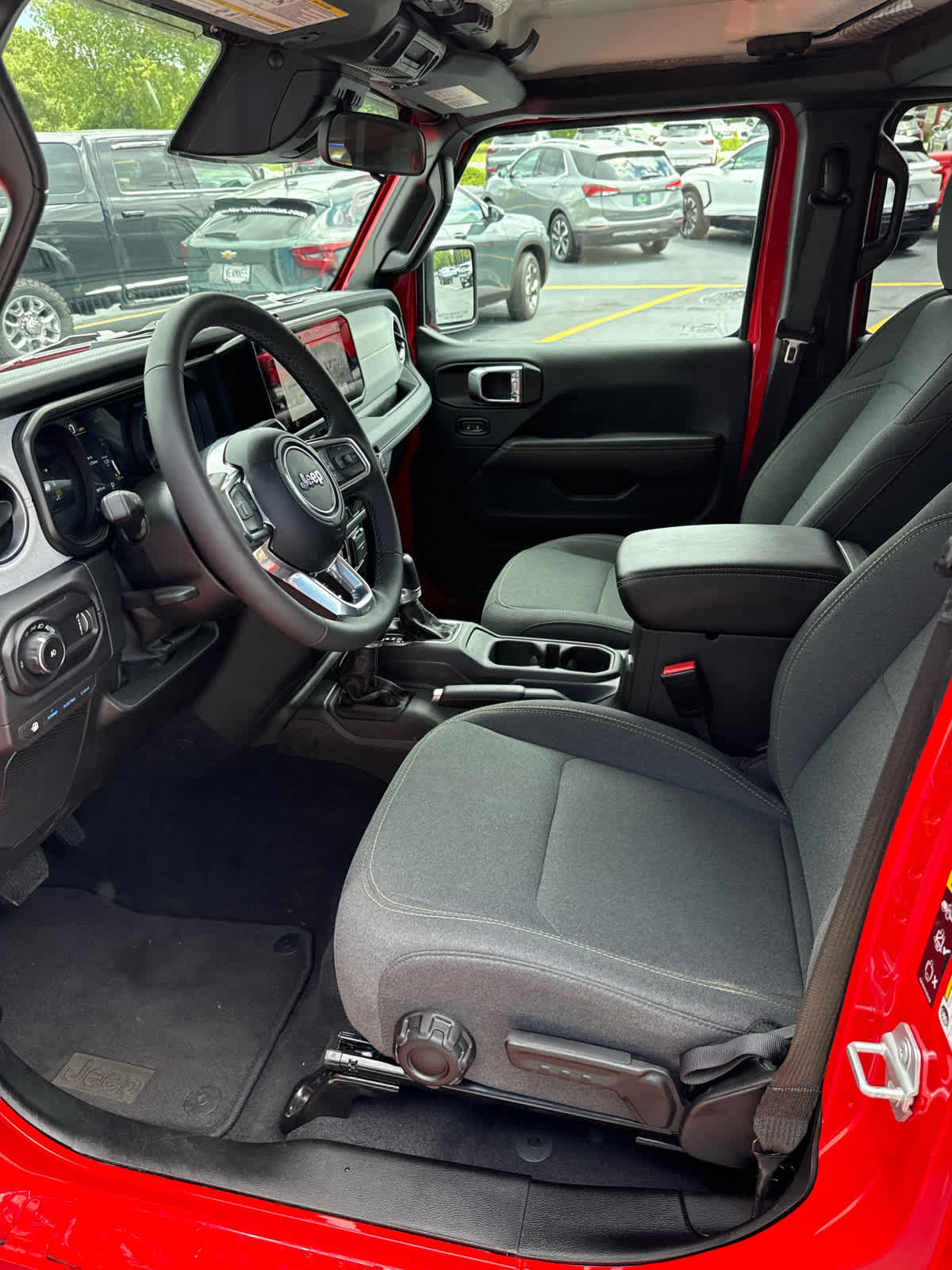 Used 2025 Jeep Wrangler Unlimited Sahara AWD/4WD image 4
