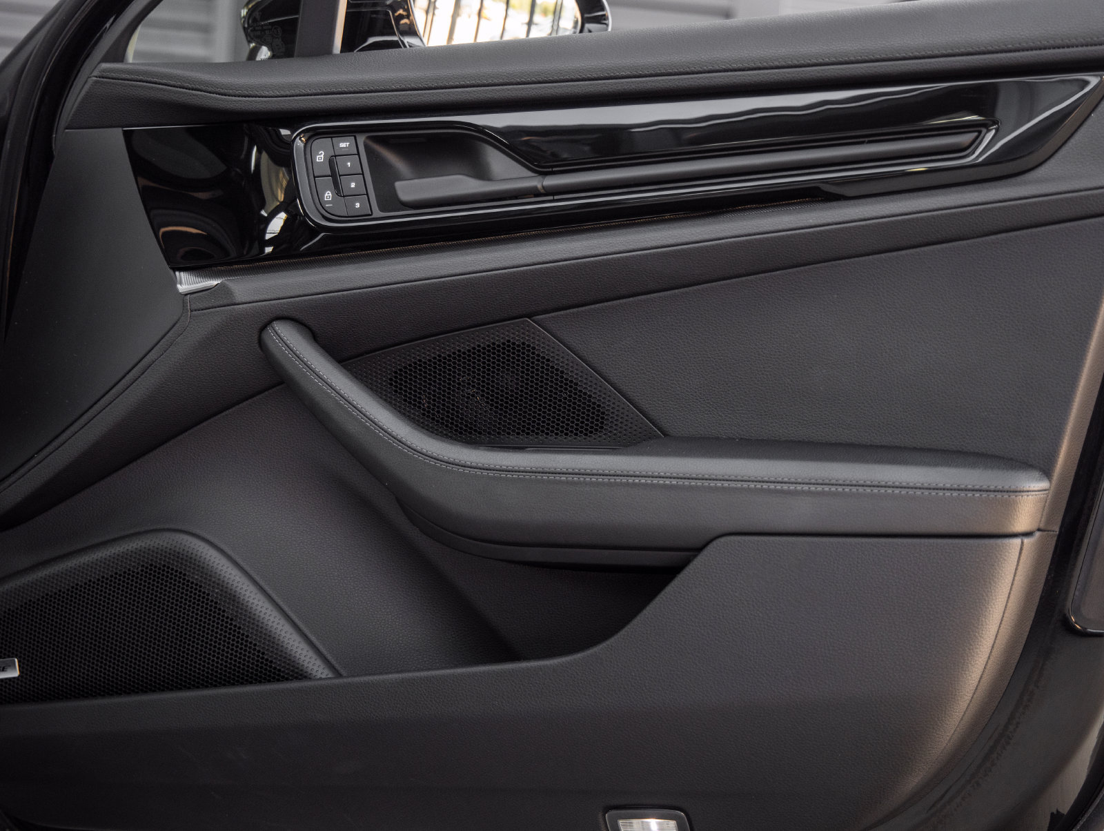 Certified 2025 Porsche Panamera image 40